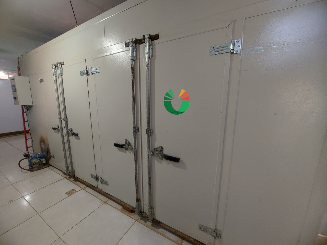 خشک کن ۴ کابین ژیناگستر ۸ گاری اصلی + ۲ گاری رزرو ۲۷۰ سینی ۶۰✖۶۰ سطح مفید : ۹۷.۲ مترمربع تابلو PLC برنامه ۴ مرحلهای کانون تولیدکنندگان میوه خشک ایران ، مشاوری صادق ، تلفیقی از علم و تجربه